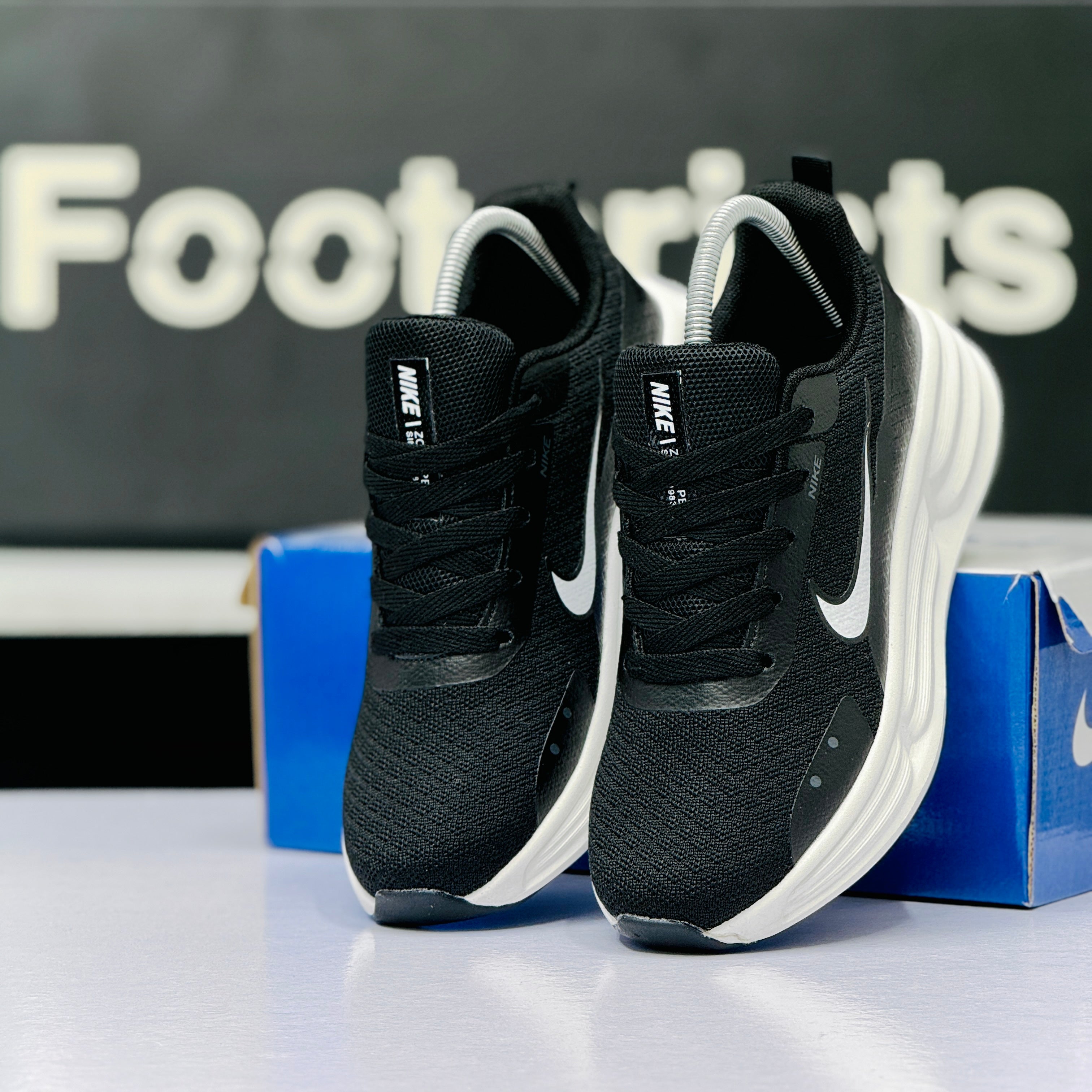Model Code: 527 – Running Sneaker