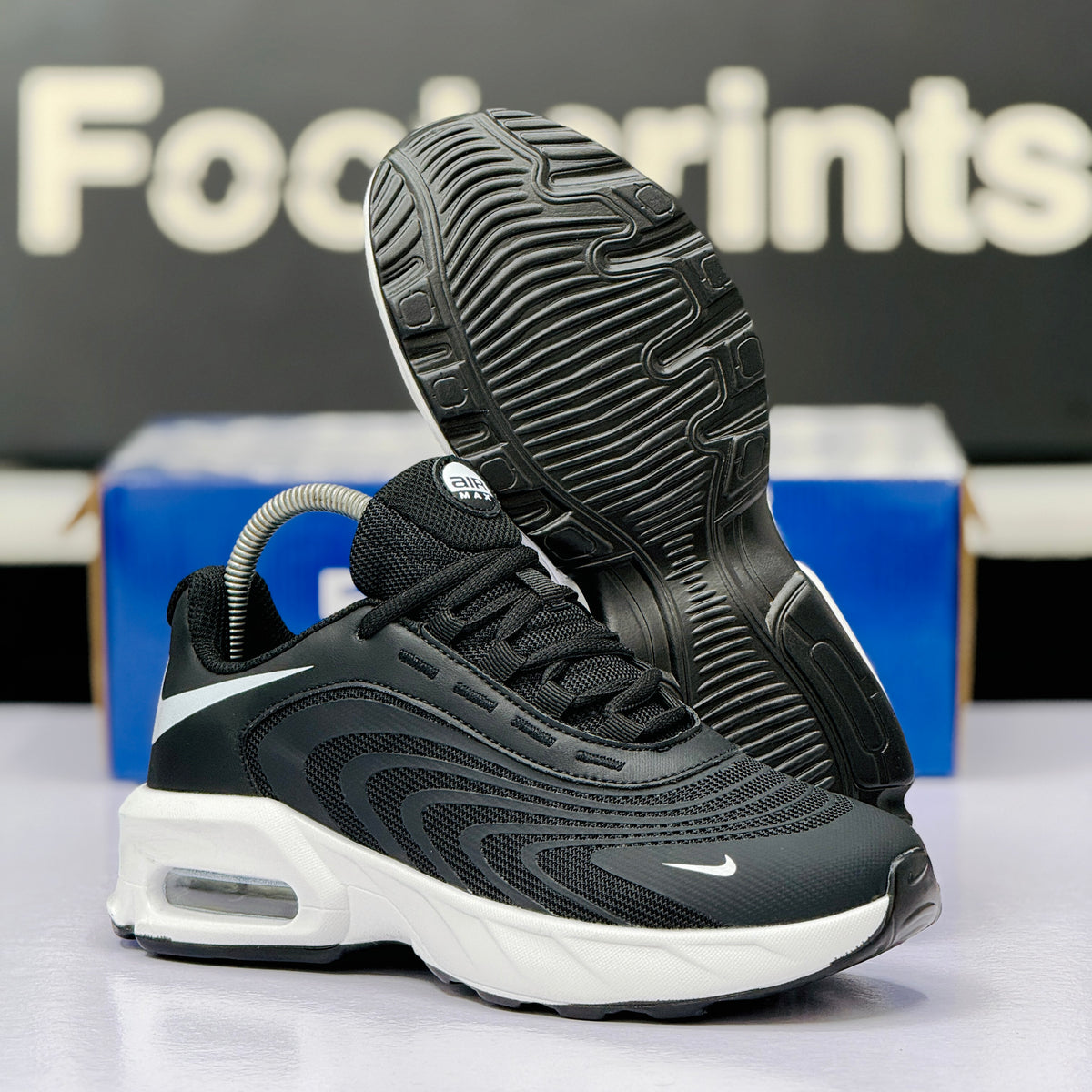 Model Code: 552 – Running Sneaker